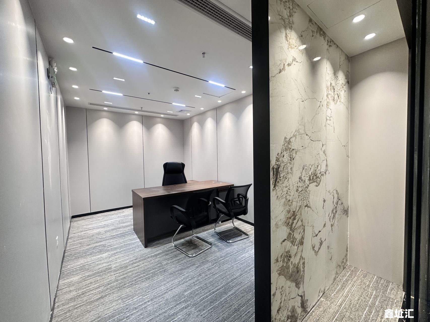 新华保险大厦写字楼出租，福田地铁站旁，小面积