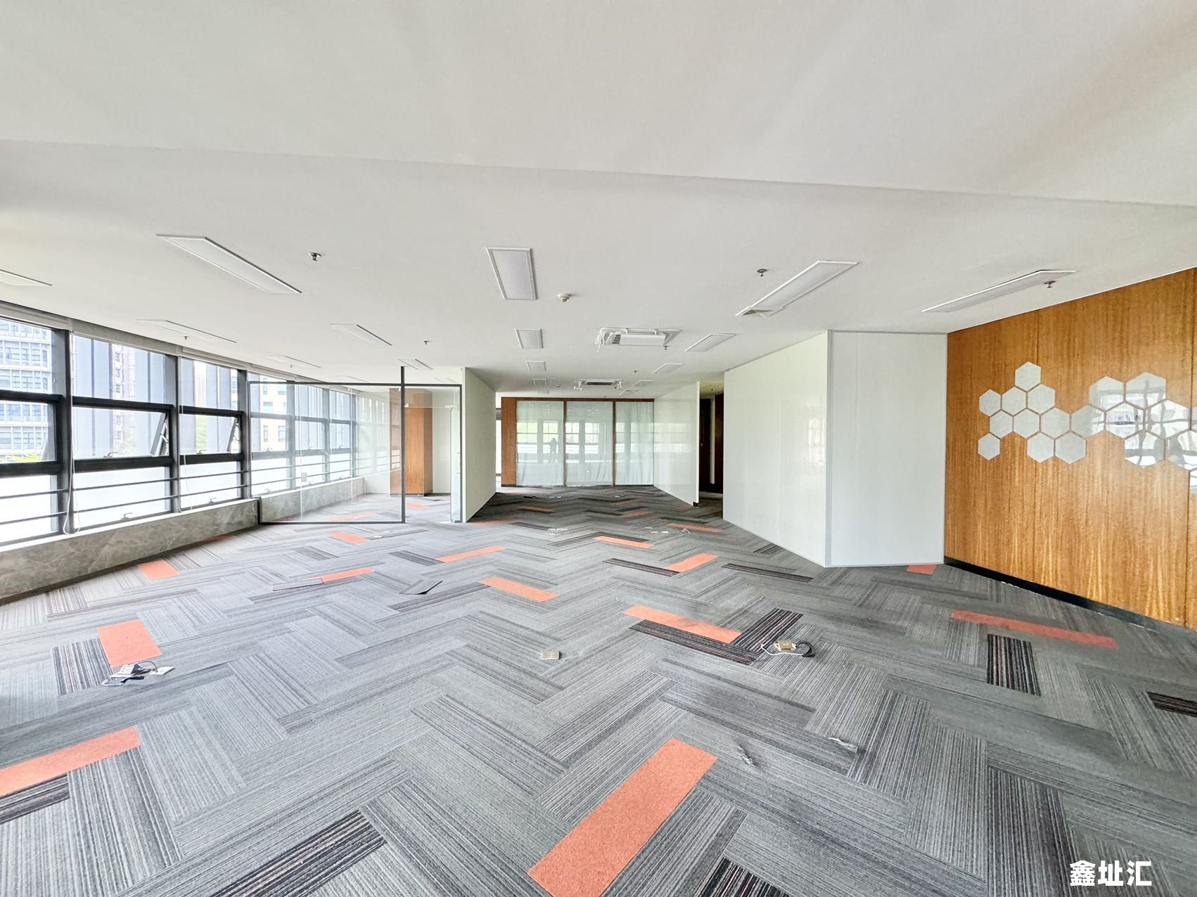 TCL国际E城D1栋E  370平 68元/平米