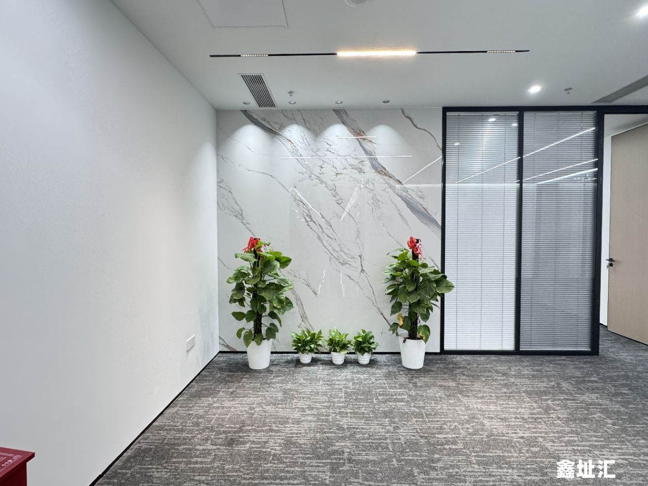 皇庭中心办公室出租，皇庭中心写字楼出租，会展中心双地铁口物业。284平米